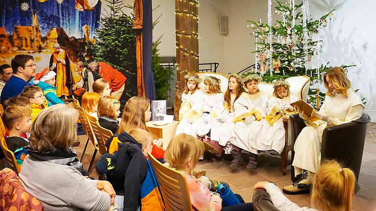 Zur Eröffnung des Kinderadvents waren einige Kinder in die Rüstkammer des Alten Rathauses gekommen. Neben der Vorstellung des diesjährigen Programms, las auch der Gerolzhöfer Weihnachtsengel eine Geschichte vor. Zur Eröffnung des Kinderadvents waren einige Kinder in die Rüstkammer des Alten Rathauses gekommen. Neben der Vorstellung des diesjährigen Programms, las auch der Gerolzhöfer Weihnachtsengel eine Geschichte vor.