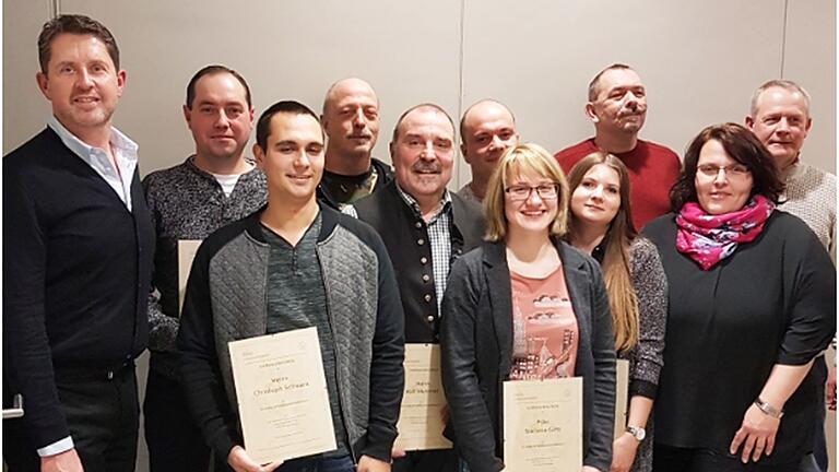 Ehrung von Betriebsjubilaren. Das Foto zeigt (von links): Geschäftsführer Michael Ress, Sergej Erbis (Bad Neustadt), Christoph Schwarz (Trappstadt), Christian Ganss (Ipthausen), Rolf Memmel (Großeibstadt), Daniel Geyer (Großeibstadt), Stefanie Götz (Althausen),  Sabrina Krussig (Ipthausen), Markus Werb (Maroldsweisach), Alexandra Wirsing (Stockheim) und Wolfgang Pretscher (Leinach).