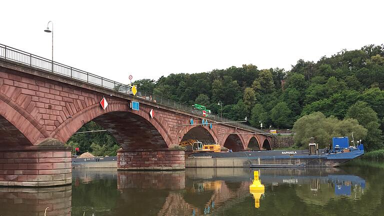 Die Alte Mainbrücke in Marktheidenfeld wird vom 7. bis 16. Juli 2020 restauriert. Die Holzfundamente zweier Brückenpfeiler liegen frei und werden wieder mit Beton und Steinen bedeckt.