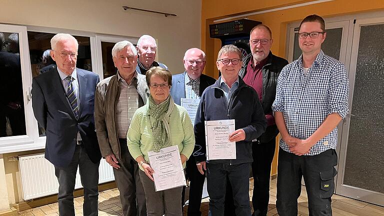 Ehrungen bei der Siedlervereinigung (von links): Heinz Otto Hans (20 Jahre), Manfred Miodecki (40 Jahre), Bernd Benkert (20 Jahre), Emmy Bald (40 Jahre), Hans-Jörg Clausnitzer (20 Jahre), Herbert Worbis (20 Jahre), Peter Reichel (20 Jahre), erster Vorsitzender Michael Schinzel. Ehrungen bei der Siedlervereinigung (von links): Heinz Otto Hans (20 Jahre), Manfred Miodecki (40 Jahre), Bernd Benkert (20 Jahre), Emmy Bald (40 Jahre), Hans-Jörg Clausnitzer (20 Jahre), Herbert Worbis (20 Jahre), Peter Reichel (20 Jahre), erster Vorsitzender Michael Schinzel.