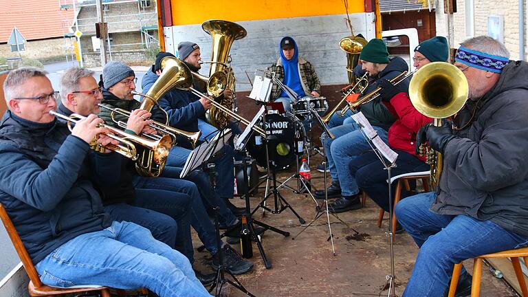 Die Kirchweihmusik der Kirchschönbach-Geesdorfer Blasmusik auf ihrem rollenden Podium war auch in diesem Jahr wieder ein Stimmungsgarant beim Umzug am Kirchweihsonntag in Geesdorf.