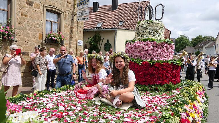 Mit einer Geburtstagstorte aus Blumen gratulierten diese beiden Mädchen auf dem Wagen der Familie Pfeffermann dem Verschönerungsverein zu seinem Jubiläum.