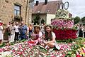 Mit einer Geburtstagstorte aus Blumen gratulierten diese beiden Mädchen auf dem Wagen der Familie Pfeffermann dem Verschönerungsverein zu seinem Jubiläum.