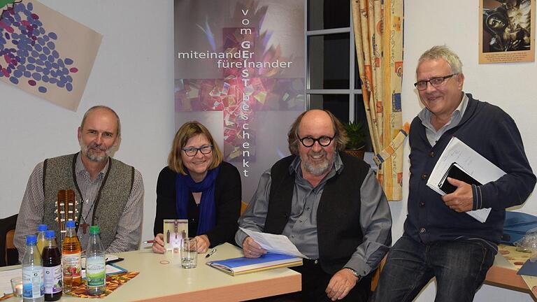 Pfarrer Armin Haas (von links), Pfarrerin Barbara Weichert, Künstler Ludger Hinse und Pfarrer Gerd Kirchner bereiteten die Aktion gemeinsam vor. Foto: Horst Conze       -  Pfarrer Armin Haas (von links), Pfarrerin Barbara Weichert, Künstler Ludger Hinse und Pfarrer Gerd Kirchner bereiteten die Aktion gemeinsam vor. Foto: Horst Conze