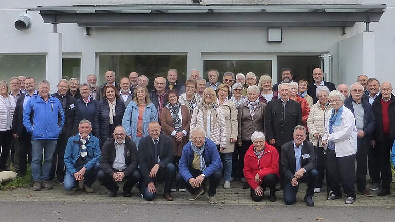 Das Foto zeigt (vorne von links knieend) Altbürgermeister Herr Peter Kornell Volkach, 1.Bürgermeister Herr Volker Schmitt, Leiter des Staatsgutes Herr Thomas Schwarzmann, 1. Vorsitzender der Gemeinschaft Herr Ludwig Götzelmann sowie die ehemaligen und Alt-Bürgermeisterinnen und -Bürgermeister aus den Landkreisen Kitzingen und Würzburg.