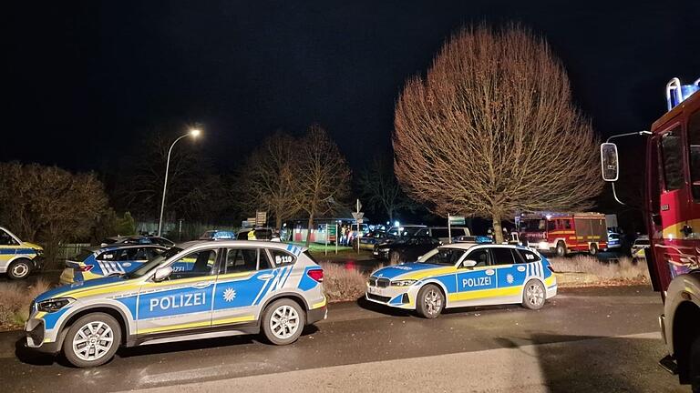 Bei der Feier in Ostheim, die in der Nacht zum 7. Januar aus dem Ruder gelaufen ist, kam es zu einem Großeinsatz von Einsatzkräften - im Bild der Bereich am Parkplatz Streuwiese.