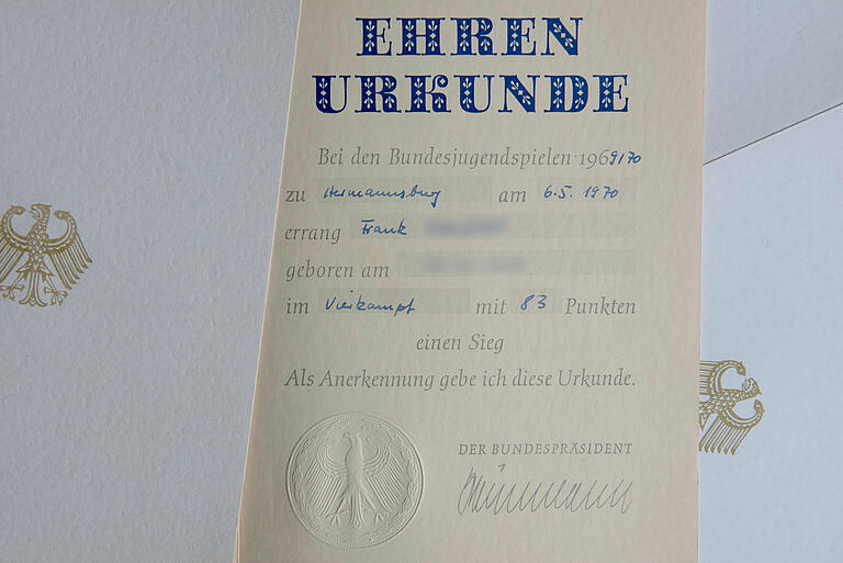 Eine Ehrenurkunde für die Teilnahme an den Bundesjugendspielen 1969/70, unterschrieben vom damaligen Bundespräsidenten Gustav Heinemann. Eine Ehrenurkunde für die Teilnahme an den Bundesjugendspielen 1969/70, unterschrieben vom damaligen Bundespräsidenten Gustav Heinemann.
