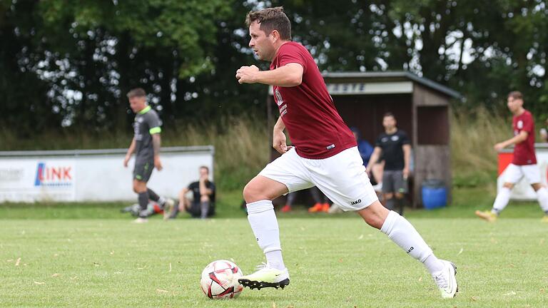 Dettelbach und Ortsteiles neuer Spielertrainer Matteo Gramlich wollte sich vermehrt&nbsp;aufs Coaching am Spielfeldrand konzentrieren, stand aber gegen Versbach 65 Minuten auf dem Feld.