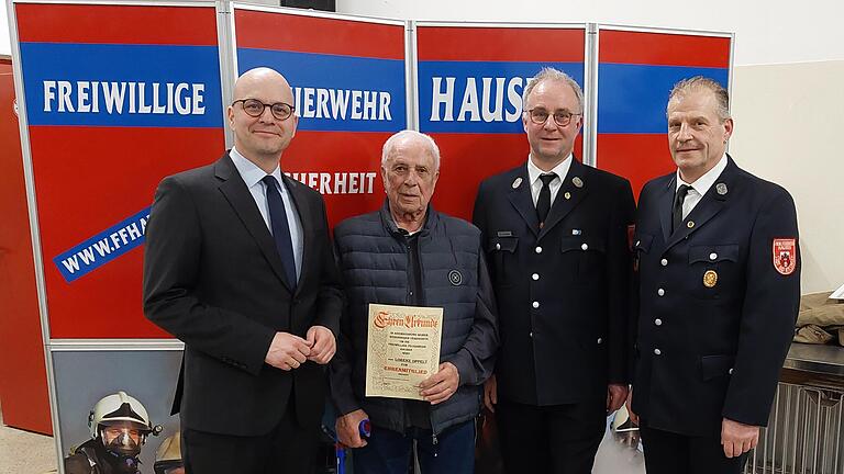 Lorenz Oppelt (2.v.l.) wurde zum Ehrenmitglied der Feuerwehr Hausen ernannt. Es gratulierten OB Dirk Vogel, Kommandant Bernd Czelustek und Vorsitzender Jochen Nürnberger.       -  Lorenz Oppelt (2.v.l.) wurde zum Ehrenmitglied der Feuerwehr Hausen ernannt. Es gratulierten OB Dirk Vogel, Kommandant Bernd Czelustek und Vorsitzender Jochen Nürnberger.