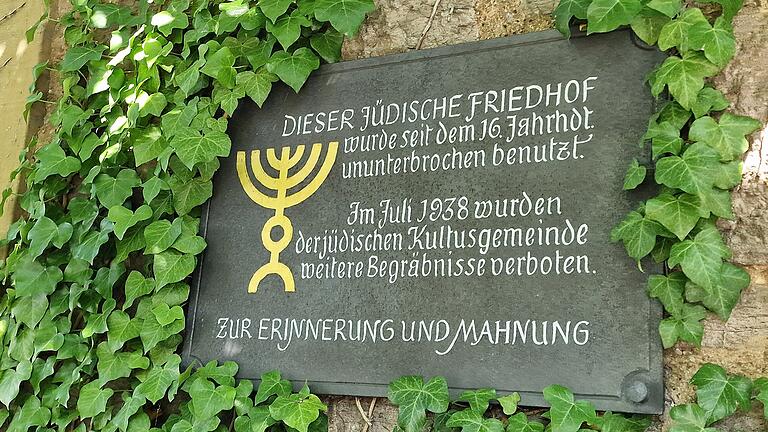 Eine Gedenktafel erinnert an Geschichte des jüdischen Friedhofs in Pfaffenhausen.       -  Eine Gedenktafel erinnert an Geschichte des jüdischen Friedhofs in Pfaffenhausen.