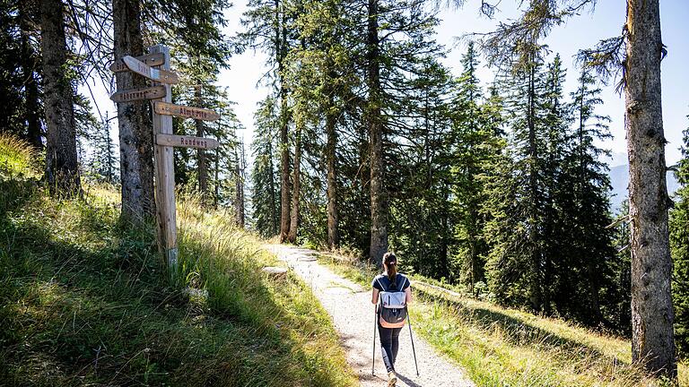 Wanderung in den Berchtesgadener Alpen       -  Auch mit Knie-Arthrose kann man wandern gehen. Höhen- und Panoramawege sind in dem Fall aber geeigneter als ein steile Auf- und Abstiege am Berg.