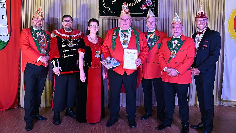 Strahlende Gesichter bei der Verleihung des Till von Franken an Jürgen Schepukat (von links): Andreas Weiß (Sitzungspräsident), Giemaul Christian II. und Pagin Yvonne II, der neue Tillträger Jürgen Schepukat, Manuel Königl (2. Geselltschaftspräsident), Christian Reusch (1. Gesellschaftspräsident) und Andre Köstner (Fastnacht-Verband Unterfranken).