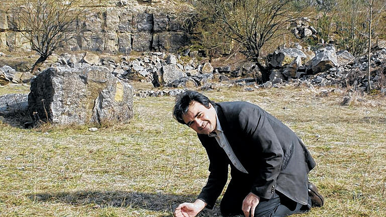 Naturbegeistert: Bernhard Neckermann versucht eine Ödlandschrecke, die nur ein bis zwei Zentimeter groß ist, zu fangen. Naturbegeistert: Bernhard Neckermann versucht eine Ödlandschrecke, die nur ein bis zwei Zentimeter groß ist, zu fangen.