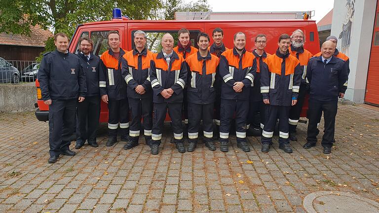 Leistungsprüfung abgelegt: (von links) Kreisbrandinspektor Mathias Olbrich, Norbert Groschup, 1. Kommandant Daniel Götz, Christian Döppler, Rudi Götz, Marco Schierling, Sebastian Förster, Joachim Kuhn. Michael Hein, Florian Götz, 2. Kommandant Steffen Hartmann,  Andreas Kuther und Kreisbrandmeister Markus Fleder.