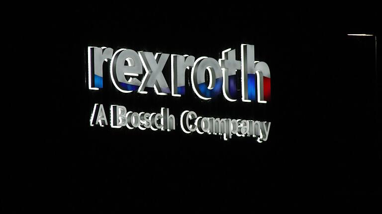 Derzeit sieht es düster aus bei der Bosch Rexroth AG: das Firmenlogo an Werk 1 bei Nacht.