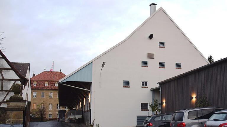 Mit dem Umbau des Kuhstalls zum Getreidelager sowie dem Neubau einer Getreideaufbereitungsanlage tätigte das Schlossgut Obbach hohe Investitionen am Standort mitten im Dorf.