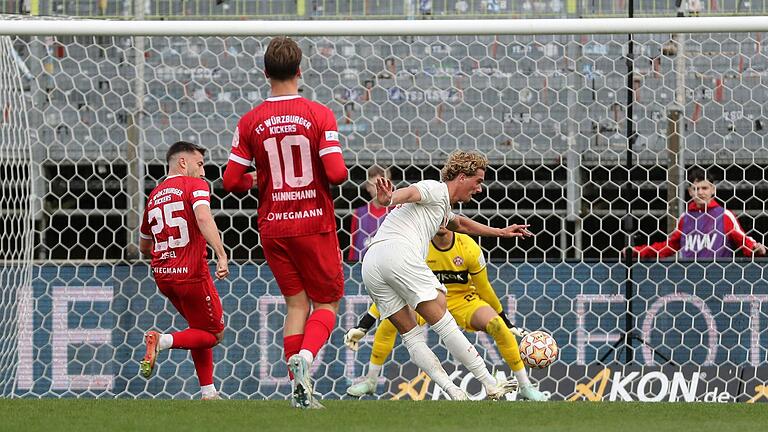 Der zweite Streich: Augsburgs&nbsp; Juan Cabrera trifft gegen die Kickers (von links) Dominik Meisel, Moritz Hannemann und Vincent Friedsam zum 2:0 für den FC Augsburg.