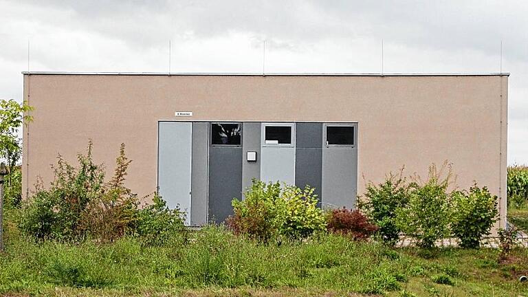 Das Schalthaus der Überlanzentrale an der Straße zwischen Wiesentheid und Prichsenstadt: Außen schmucklos, innen voll mit Technik.