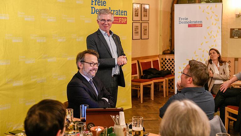 Die Freien Demokraten Würzburg-Stadt waren zum politischen Aschermittwoch im Hofbräukeller. Als Gastredner kam der Haushaltspolitische Sprecher der FDP-Bundestagsfraktion und Beisitzer im Bundesvorstand Otto Fricke (vorne sitzend). Begrüßt wurde er von seinem Bundestagskollegen und FDP-Kreisvorsitzenden Andrew Ullmann.