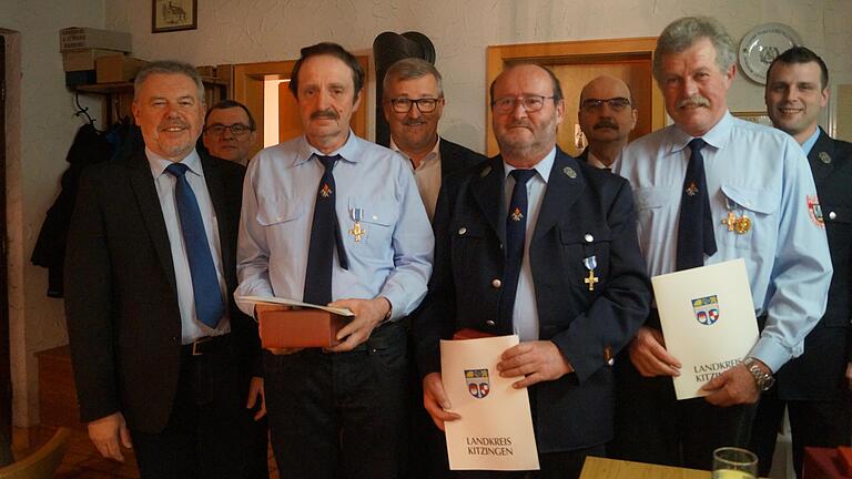 Das Bild zeigt (von links) den stellvertretenden Landrat Paul Streng, Kreisbrandmeister Bernhard Werner, Gerhard Ritzel, Erster Bürgermeister Ernst Nickel, Helmut Grashäuser, Kreisbrandrat Roland Eckert, Werner Matisowitsch und den Ersten Kommandanten Matthias Winkler. Es fehlt Johann Schlosser.