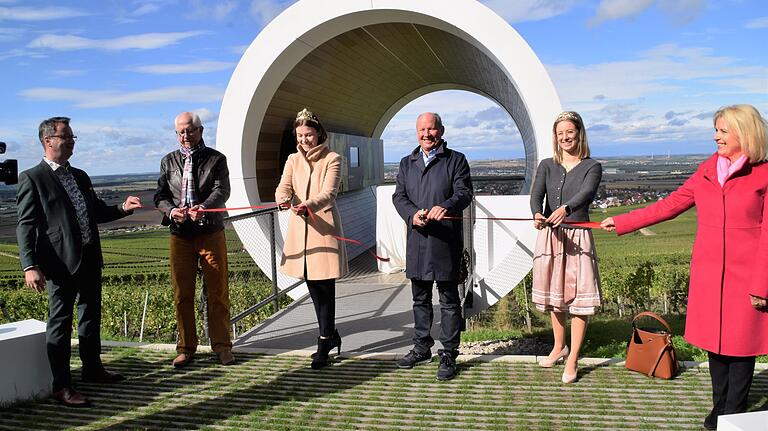 Der Rödelseer terroir f-Punkt ist offiziell freigegeben. Das rote Band durchschnitten (von links) Burkhard Klein, Peter Heß, Carolin Meyer, Hermann Kolesch, Damaris Heß und Tamara Bischof.