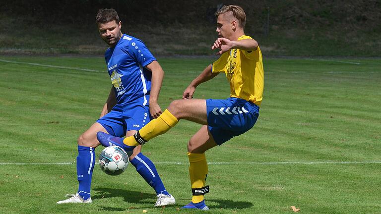 Stürmt für die DJK Wülfershausen/Burghausen: Der spielende Coach Fabian Benkert (links), der auch in der kommenden Runde an Bord bleibt (rechts Felix Lommel vom TSV Grettstadt).