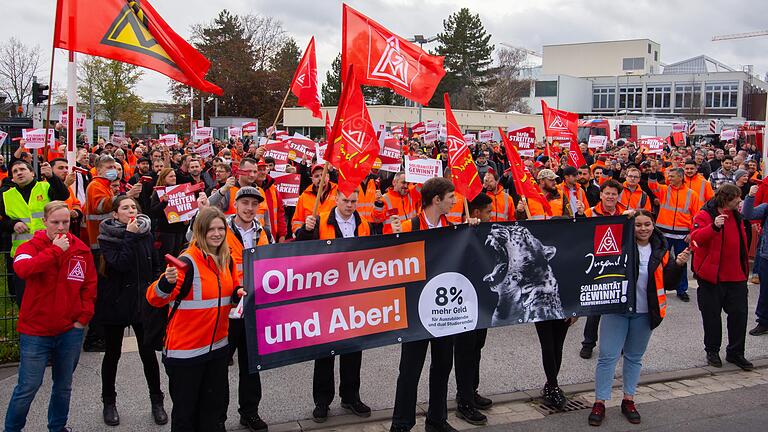 Rund 900 Beschäftigte von Schaeffler in Schweinfurt und Eltmann hatten sich am Freitag vor dem Werkstor in Schweinfurt zum Warnstreik versammelt.