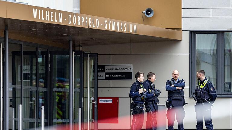 Gymnasium Wuppertal.jpeg       -  Am Donnerstag verletzte ein Schüler vier Mitschüler mit Messerstichen. Die Polizei überwachte daraufhin das Gymnasium.