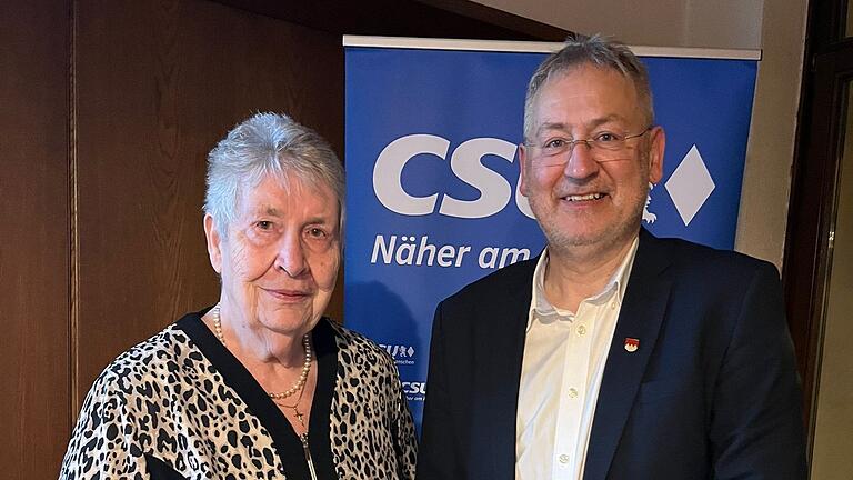 Brigitte Holderbaum wurde vom CSU-Ortsvorsitzenden Georg Brückner für 50 Jahre Mitgliedschaft geehrt. 12 Jahre war sie Gemeinderätin, davon 10 Jahre 3. Bürgermeisterin.