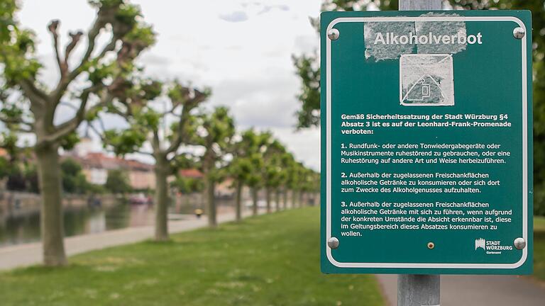 Ein 'Alkoholverbots'-Schild auf der Leonhard-Frank-Promenade am Mainufer in Würzburg. Diese Schilder werden schon bald verschwinden, es darf wieder getrunken werden.