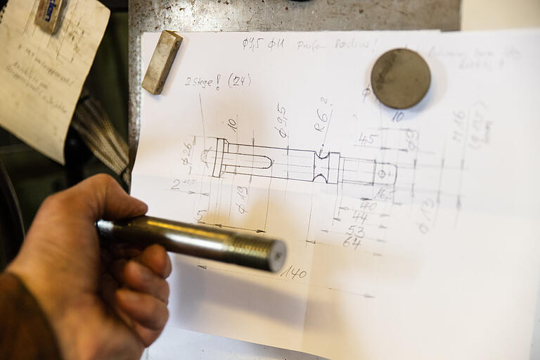 Detailreiches Arbeiten ist gefragt: Weil alte Zeichnungen und Baupläne fehlen, müssen die Eisenbahner Ersatzteile selber austüfteln und eigens fertigen.