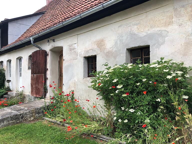 Wer einmal eine Nacht im Schloss verbringen möchte, bekommt in der Schlossanlage Birkenfeld die  Gelegenheit dazu und kann sogar in den Wohnungen ehemaliger Bediensteter schlafen. Auf dem Bild ist das Gartenhaus zu sehen.