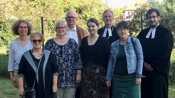 Auf dem Foto (von links): die Kirchenvorsteher Birgit Abel, Gudrun Henning-Senftleben, Doris Moser, Gerd Rauh, Hannah Scheurich, Dekan Till Roth, Hedda Coulon (ebenfalls Kirchenvorstand) sowie Pfarrer Sebastian Roth.