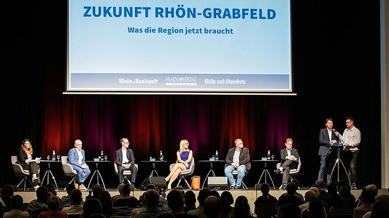 Bei der Main-Post-Podiumsdiskussion in der Bad Neustädter Stadthalle gab es auch viele konstruktive Ansätze. Von links: Main-Post-Redaktionsleiterin Julia Back, Landrat Thomas Habermann. Preh-CFO Guntram Nöth, IHK-Präsidentin Caroline Trips, Preh-Betriebsratsvorsitzender Daniel Rossmann, Jopp-Geschäftsführer Martin Büchs, Innenstaatssekretär Sandro Kirchner und Main-Post-Redakteur Michael Endres.