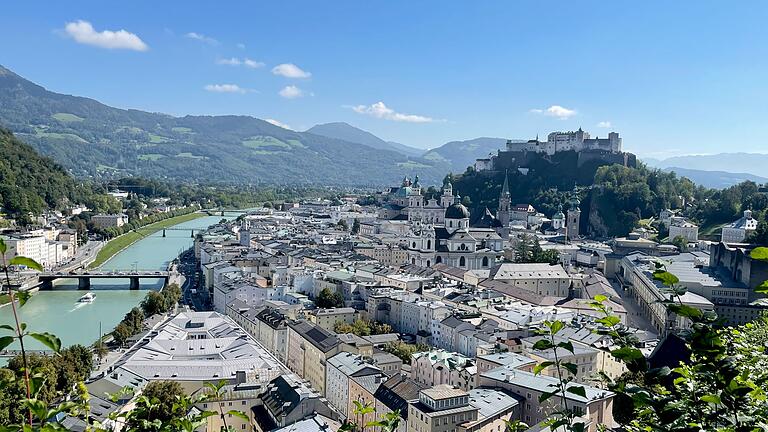 Ausblick vom Mönchsberg auf Salzburg       -  Vom Mönchsberg aus können Touristinnen und Touristen einen guten Blick auf Salzburg bekommen - die Festspiele wollen in dem Berg mehr Platz schaffen. (Archivbild)