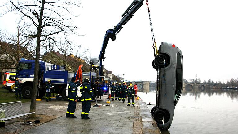 Feuerwehr, THW und Wasserwacht arbeiten am Kitzinger Mainkai Hand in Hand, um den am Mittwoch im Main versunkenen Passat zu bergen. Feuerwehr, THW und Wasserwacht arbeiten am Kitzinger Mainkai Hand in Hand, um den am Mittwoch im Main versunkenen Passat zu bergen.