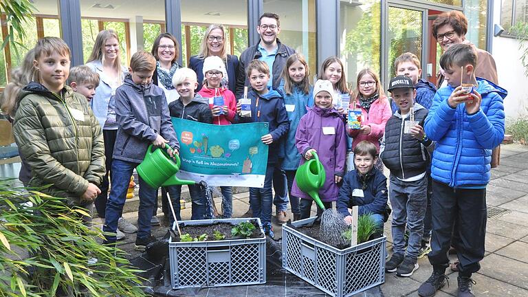 Kräuter und Salat selbst pflanzen konnten die Drittklässler der Balthasar-Neumann-Grundschule Werneck zum Auftakt des Projekts 'Wissen wie's wächst und schmeckt'. Im Bild die Gärtner der 3d mit (von links) Franziska Schad von der Gärtnerei Rückel und Bauer, Projektbetreuerin Carolin Lenhart vom AELF, stellvertretende Schulleiterin Katrin Ditzel, Klassenlehrer Marco Brendler und Bürgermeisterin Edeltraud Baumgartl.