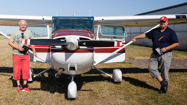 Achtung, Waldbrandgefahr! Die Regierung von Unterfranken hat wieder die Beobachtung aus der Luft angeordnet: Kreisbrandinspektor Heiko Drexel (links) und Pilot Hans-Adam Stangl vor der Cessna Skyhawk auf dem Flugplatz in Hettstadt.