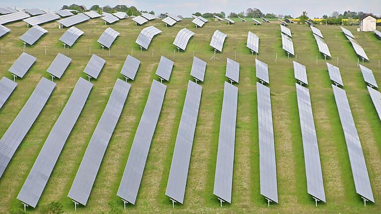 Nicht schön und deshalb immer wieder umstritten: Solche Solarparks wie hier im Westen von Würzburg spielen bei der Energiewende in Bayern eine wichtige Rolle.