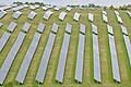 Nicht schön und deshalb immer wieder umstritten: Solche Solarparks wie hier im Westen von Würzburg spielen bei der Energiewende in Bayern eine wichtige Rolle.