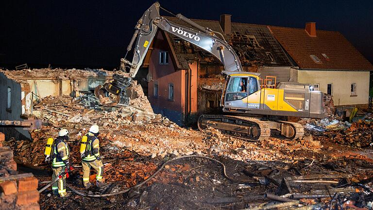 Noch in der Nacht waren in Platz (Lkr. Bad Kissingen) die ersten Bagger zu Abbrucharbeiten angerückt.&nbsp;