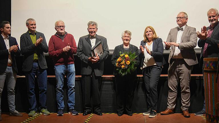 „Das Präsidium der Schwarzen Elf dankt Georg Hümpfer“, von links: Marius Ludwig, Philipp Hoffelner, Adi Schön, Georg Hümpfer, Ingrid Hümpfer, Martina Schlereth, Ludwig Paul und Matthias Paul.