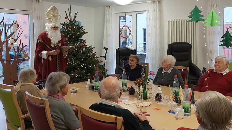 Der Nikolaus las aus seinem goldenen Buch.