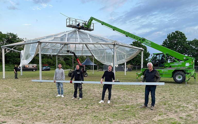 Packen gemeinsam an für die Open-Air-Disco im Steigerwaldstadion (von links): Christian Metz und Oliver Schäfer vom Veranstalter sowie vom FC Gerolzhofen Adam Schendzielorz (2. Vorsitzender) und Ansgar Willacker (1. Vorsitzender). Im Hintergrund das noch nicht ganz errichtete, sieben Meter hohe und überdachte Rundzelt, wo ab Mittwochabend weit über 200 Gäste tanzen werden. Packen gemeinsam an für die Open-Air-Disco im Steigerwaldstadion (von links): Christian Metz und Oliver Schäfer vom Veranstalter sowie vom FC Gerolzhofen Adam Schendzielorz (2. Vorsitzender) und Ansgar Willacker (1. Vorsitzender). Im Hintergrund das noch nicht ganz errichtete, sieben Meter hohe und überdachte Rundzelt, wo ab Mittwochabend weit über 200 Gäste tanzen werden. 