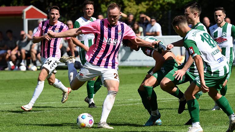 Wie am Dienstag in Bayreuth: Marco Nickel (am Ball) trifft im Spiel gegen den SV Schalding-Heining zum 1:0 für den TSV Aubstadt.