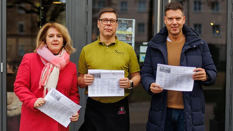 Martina Gießübel MdL (von links), Jörg Limberg, Dehoga-Kreisvorsitzender und Oliver Schulte, stellvertretender Vorsitzende der CSU Stadtratsfraktion, mit den Unterschriftenlisten.