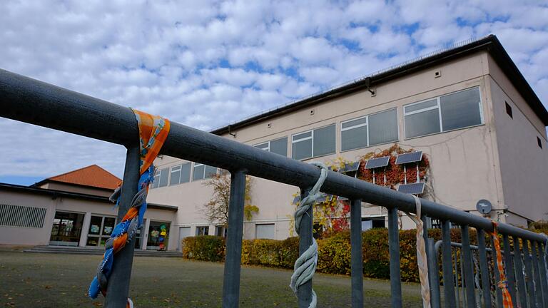 Nicht nur die Untereßfelder Kinder und Eltern hängen an ihrer Schule, auch die Nachbargemeinden Trappstadt und Sulzdorf profitieren von der Einrichtung. Doch nach dem Schulneubau in Bad Königshofen sollen die Kinder aus dem Ort in die Kernstadt abgezogen werden.&nbsp;&nbsp;