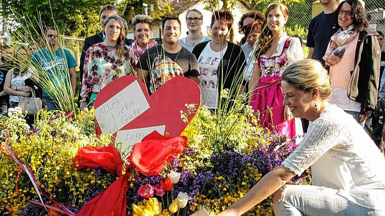 Beim Wettbewerb um die „coolste Gemeinde Mainfrankens“ von Radio Gong legen sich die Einwohner von Erlenbach mächtig ins Zeug. Sie sammeln beachtliche 17 488 Blumen und binden diese zu einem riesigen Strauß. Der Umfang des Straußes beträgt exakt 389 Zentimeter – kein anderer Konkurrent kann Vergleichbares vorweisen. Zum Gesamtsieg reicht es für Erlenbach nach allen Wettbewerben trotzdem nicht. Giebelstadt (Lkr. Würzburg) gewinnt das Open-Air-Konzert mit der deutschen Band „Glasperlenspiel“. Beim Wettbewerb um die „coolste Gemeinde Mainfrankens“ von Radio Gong legen sich die Einwohner von Erlenbach mächtig ins Zeug. Sie sammeln beachtliche 17 488 Blumen und binden diese zu einem riesigen Strauß. Der Umfang des Straußes beträgt exakt 389 Zentimeter – kein anderer Konkurrent kann Vergleichbares vorweisen. Zum Gesamtsieg reicht es für Erlenbach nach allen Wettbewerben trotzdem nicht. Giebelstadt (Lkr. Würzburg) gewinnt das Open-Air-Konzert mit der deutschen Band „Glasperlenspiel“.