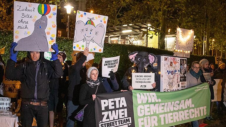 Tierschützer demonstrierten vor dem Circus Krone