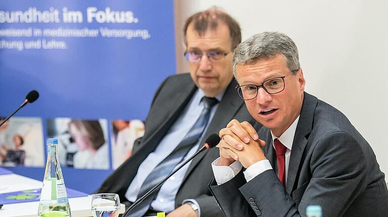 Bayerns Wissenschaftsminister Bernd Sibler (rechts) im Juli bei einer gemeinsamen Pressekonferenz mit Würzburgs Uni-Präsident Alfred Forchel in Würzburg.&nbsp;